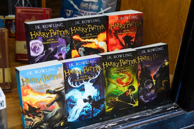 Seputar Penulis Novel Dan Buku Terlarisnya: J.K. Rowling